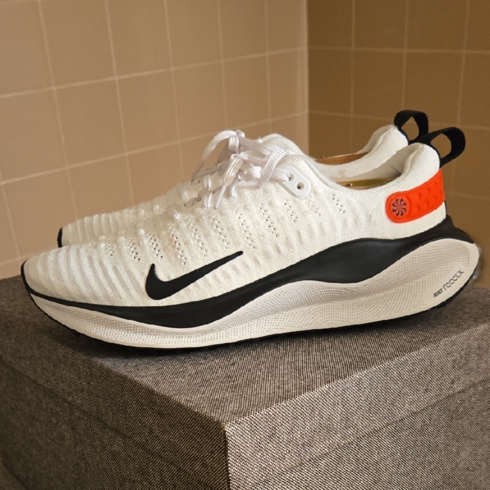 Sleek Black Athletic Shoes with Breathable Mesh and Cushioned Sole